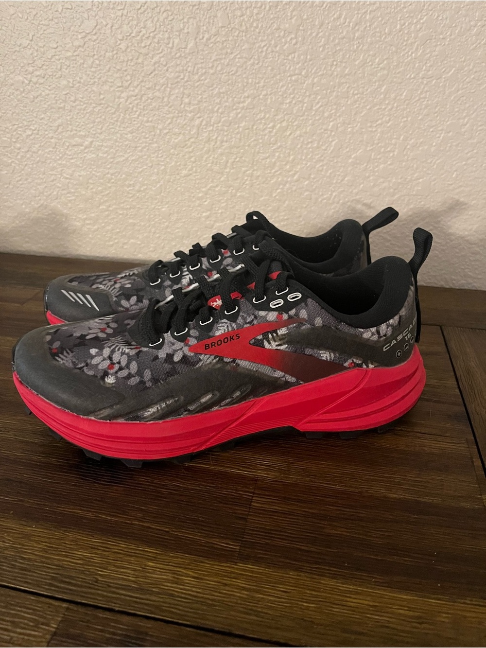 Brooks Women’s Cascadia 16 Sasquatch Edition Trail Running Shoes Hiking size 7